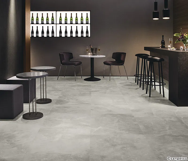 Sàn & Thảm IS-8113 – đá cẩm thạch muối (2023-2026 Floor Tile – Ikkimi) (phối cảnh 1)