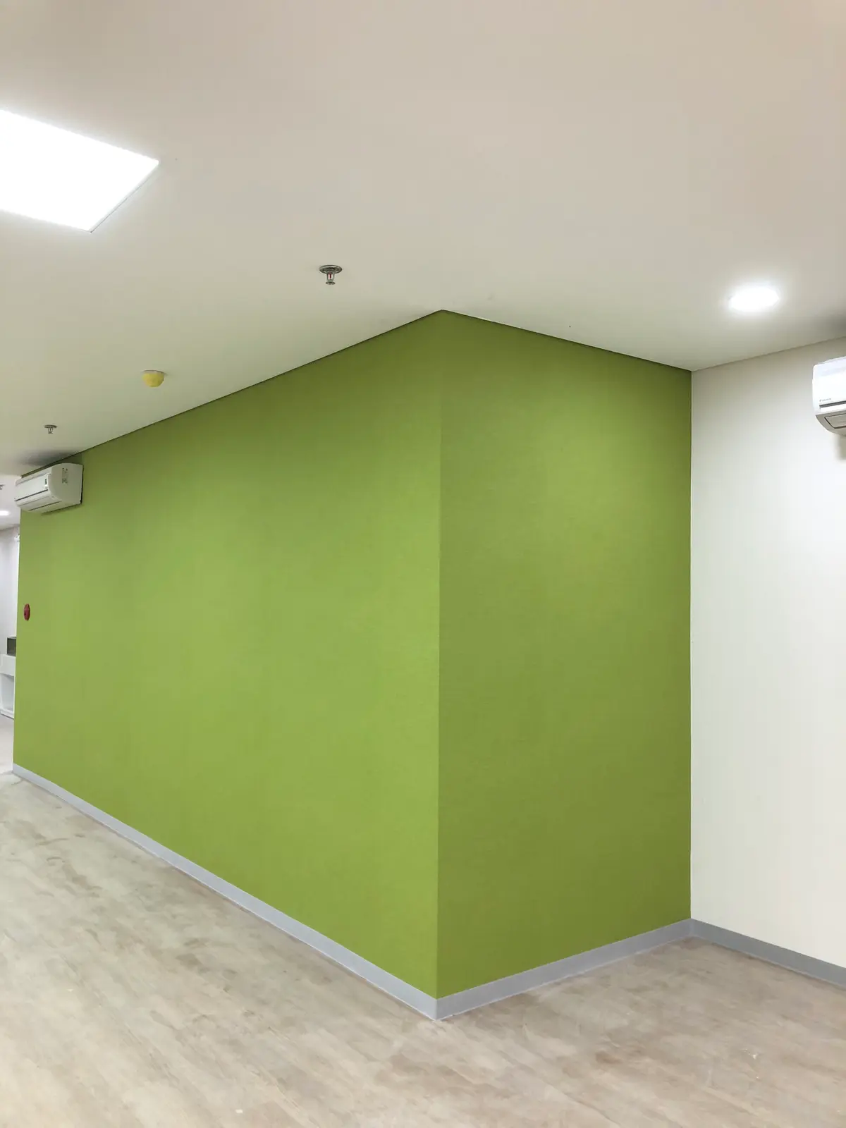 Thi công giấy dán tường Sangetsu và len chân tường Lonseal tại Bình Tân