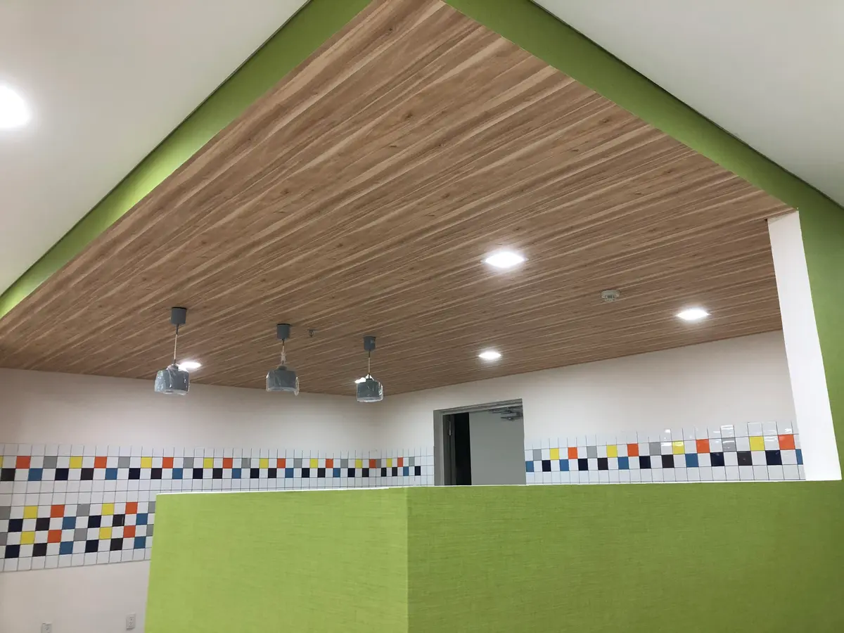 Thi công giấy dán tường Sangetsu và len chân tường Lonseal tại Bình Tân